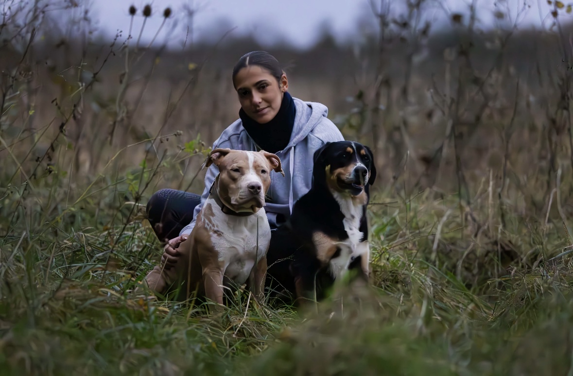 Charlotte avec des chiens